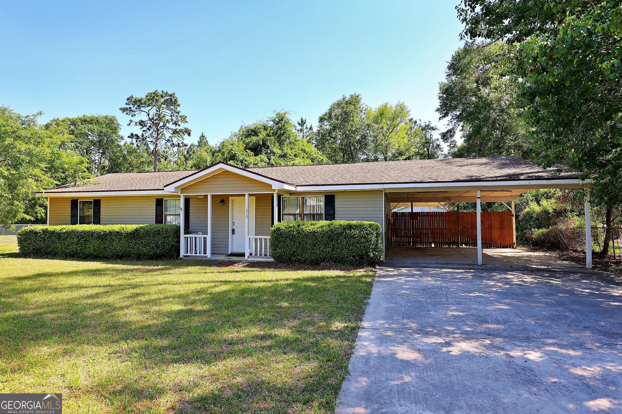 3 bedroom, 2 bathroom, 1,152 sq ft single family residence sold at 210 Pinedale Circle, Valdosta, GA 31602