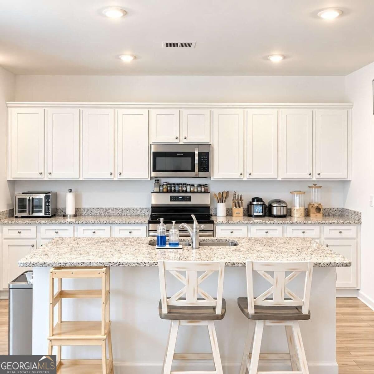 5 bedroom, 2.5 bathroom, 2,315 sq ft single family residence for sale at 987 Evergreen Road, Winder, GA 30680 — photo 3