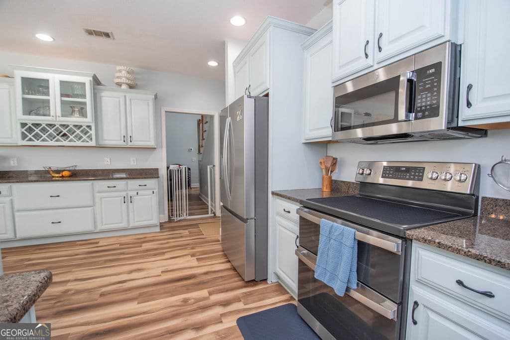 5 bedroom, 3.5 bathroom, 2,647 sq ft single family residence for sale at 128 Windsor Court, Williamson, GA 30292 — photo 7