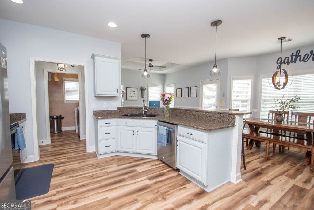 5 bedroom, 3.5 bathroom, 2,647 sq ft single family residence for sale at 128 Windsor Court, Williamson, GA 30292 — photo 5