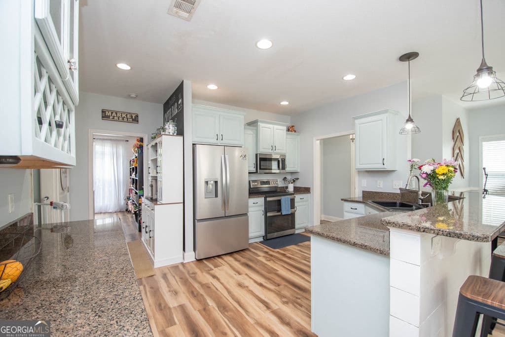 5 bedroom, 3.5 bathroom, 2,647 sq ft single family residence for sale at 128 Windsor Court, Williamson, GA 30292 — photo 4