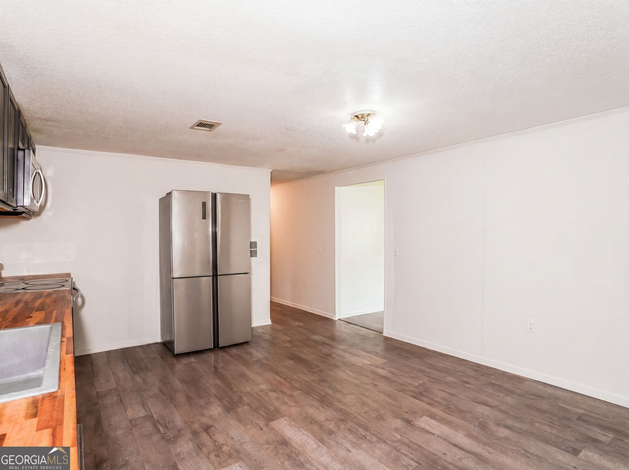 3 bedroom, 1.5 bathroom, 1,300 sq ft single family residence for sale at 733 Sutton Street, Jesup, GA 31545 — photo 6