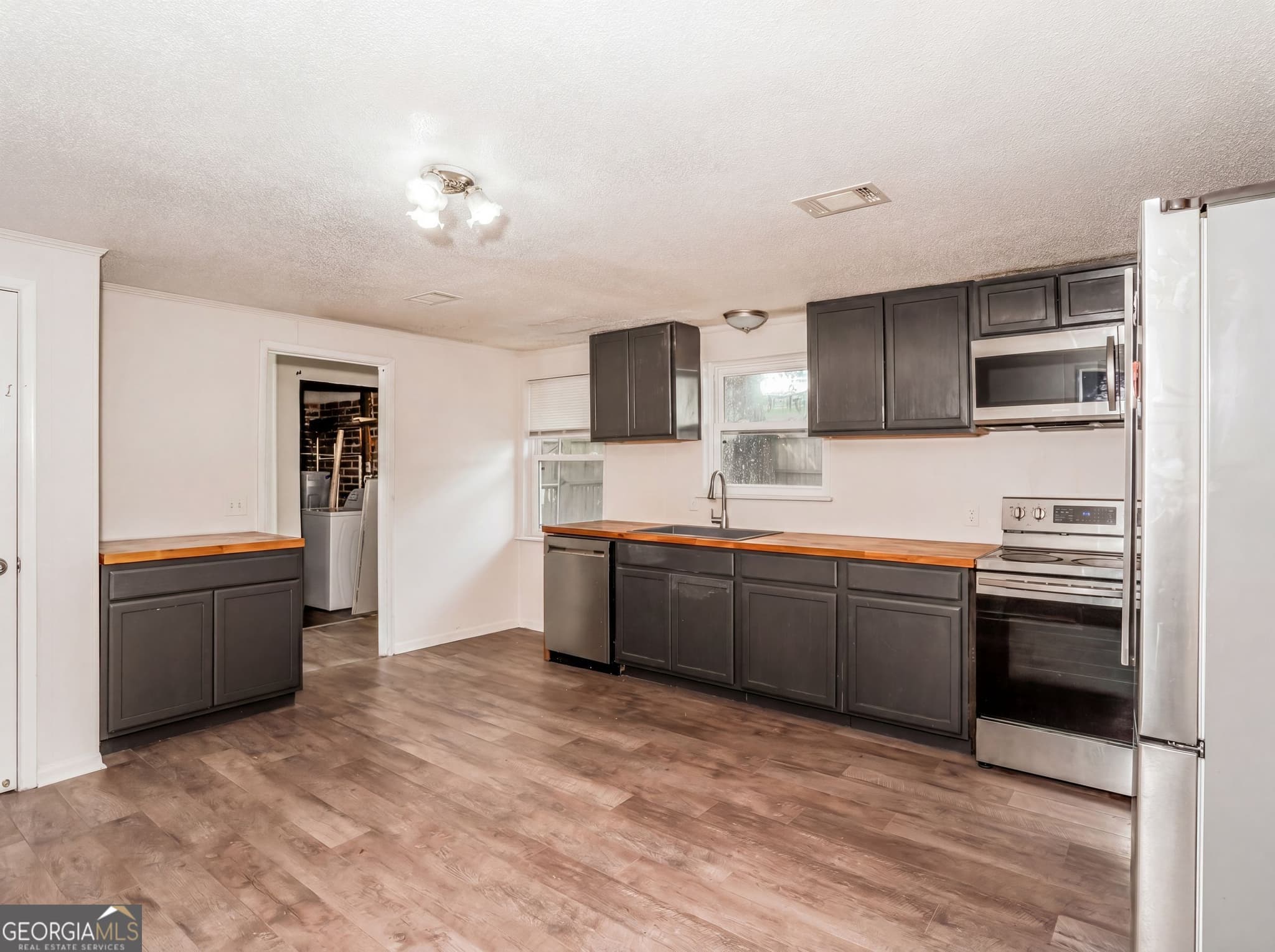 3 bedroom, 1.5 bathroom, 1,300 sq ft single family residence for sale at 733 Sutton Street, Jesup, GA 31545 — photo 7