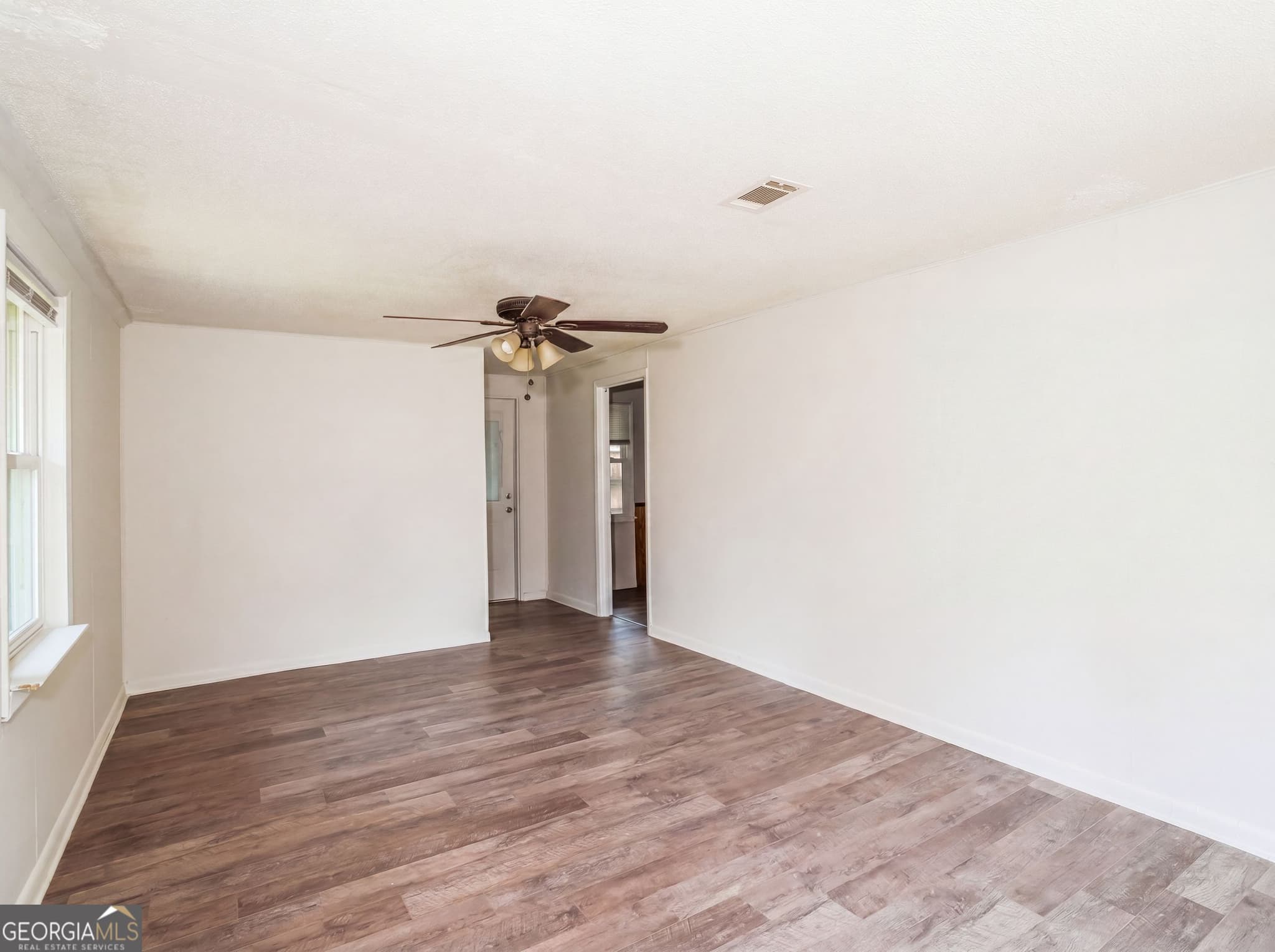 3 bedroom, 1.5 bathroom, 1,300 sq ft single family residence for sale at 733 Sutton Street, Jesup, GA 31545 — photo 3