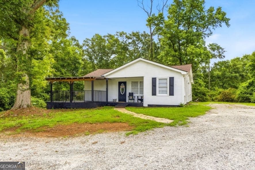 3 bedroom, 2 bathroom, 1,188 sq ft single family residence for sale at 2552 Highway 36, Jackson, GA 30233 — photo 1 of 21