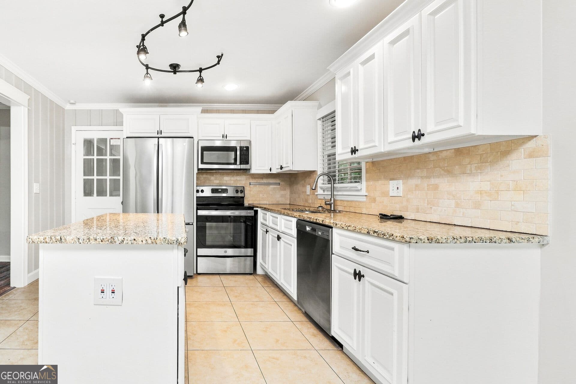 3 bedroom, 2 bathroom, 1,520 sq ft single family residence for sale at 2321 Hollyridge Drive, Marietta, GA 30060 — photo 6