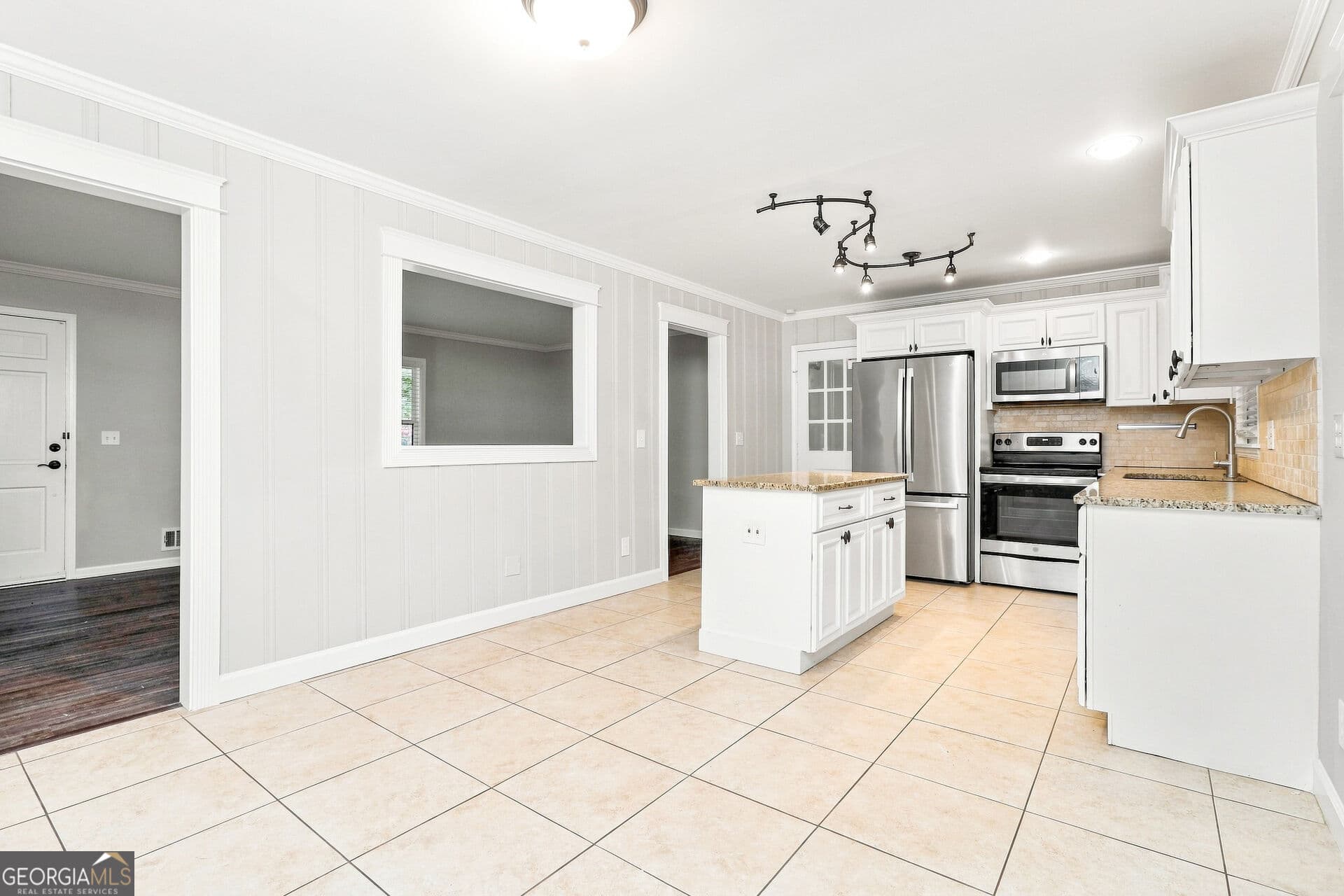 3 bedroom, 2 bathroom, 1,520 sq ft single family residence for sale at 2321 Hollyridge Drive, Marietta, GA 30060 — photo 7