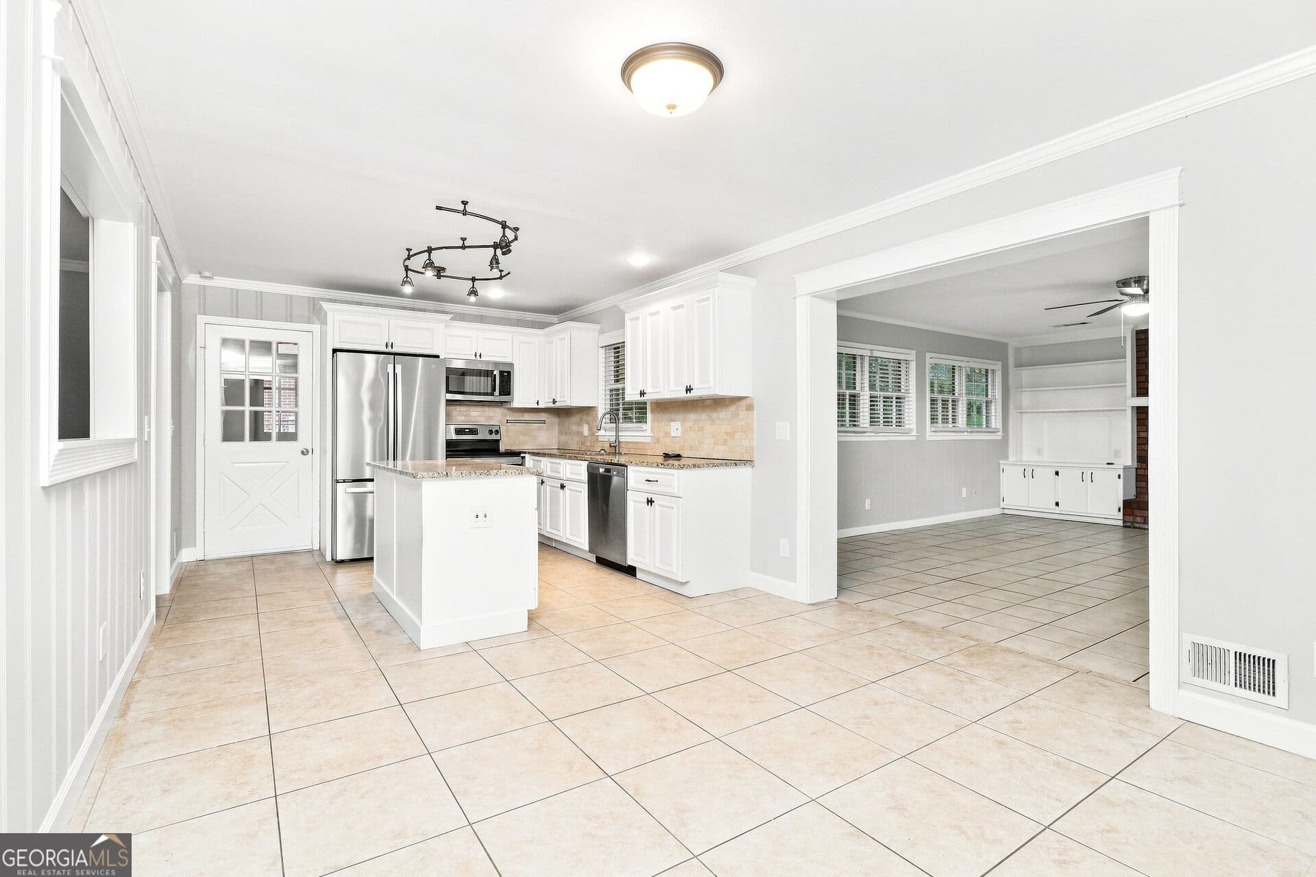 3 bedroom, 2 bathroom, 1,520 sq ft single family residence for sale at 2321 Hollyridge Drive, Marietta, GA 30060 — photo 9