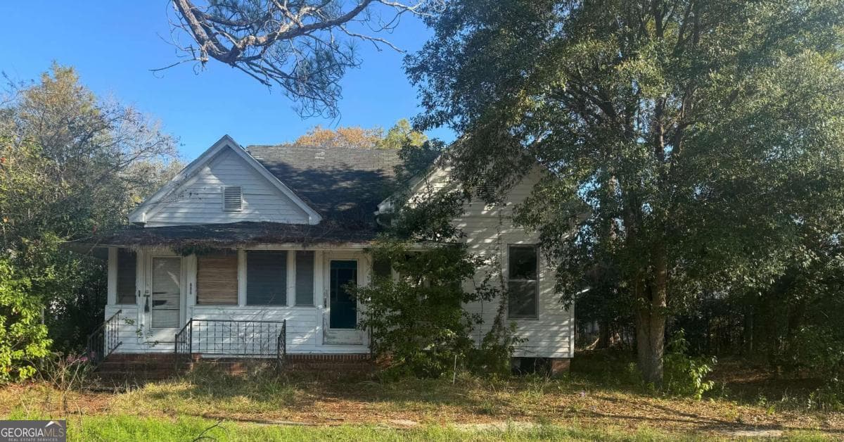 3 bedroom, 2 bathroom, 1,505 sq ft single family residence under contract at 605 Williams Street, Waycross, GA 31501 — photo 2