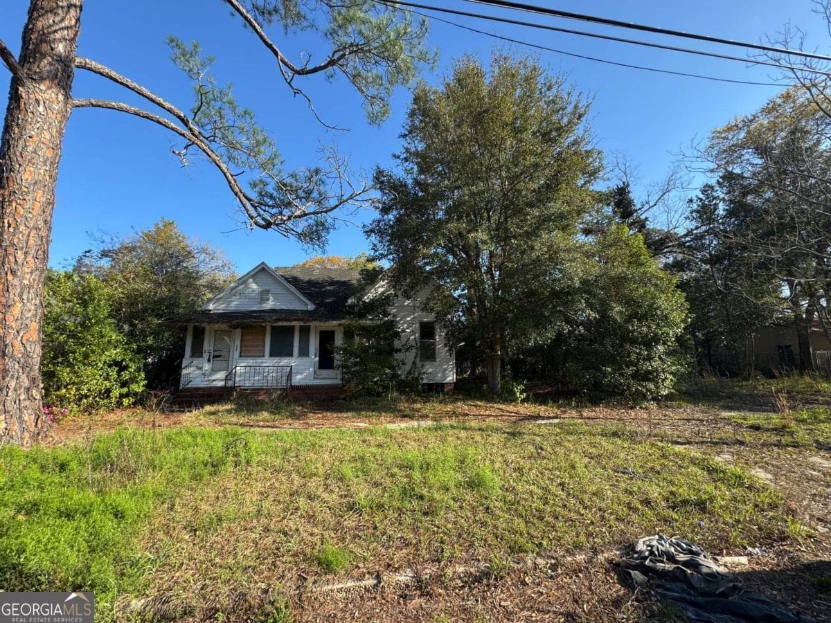 3 bedroom, 2 bathroom, 1,505 sq ft single family residence under contract at 605 Williams Street, Waycross, GA 31501