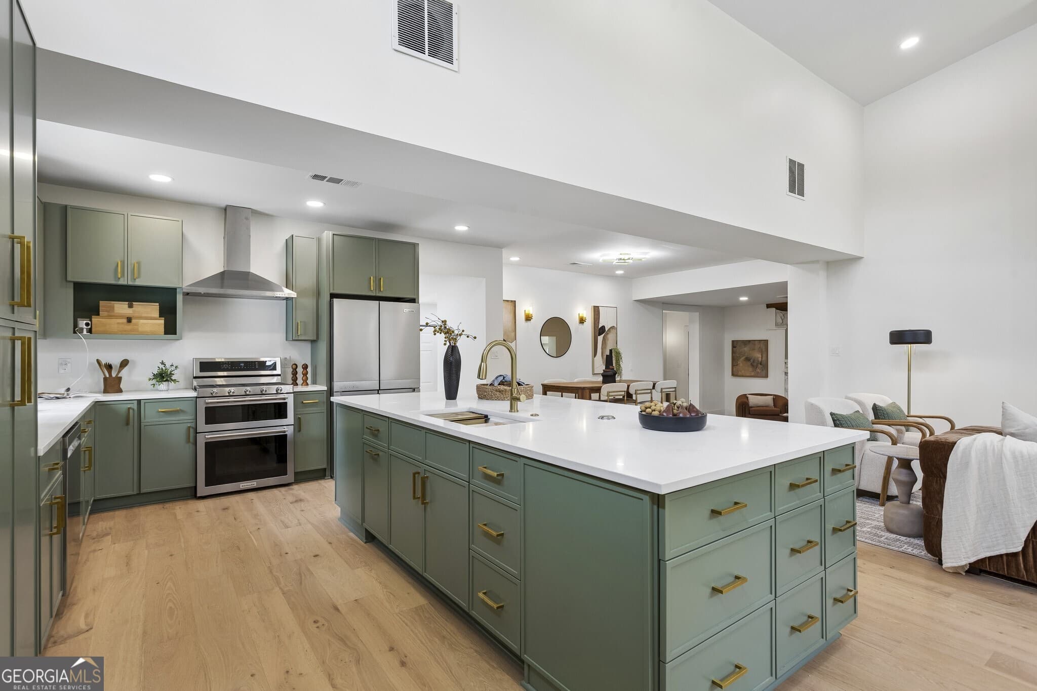 3 bedroom, 3 bathroom, 3,086 sq ft single family residence sold at 603 W Sandtown Road, Marietta, GA 30064