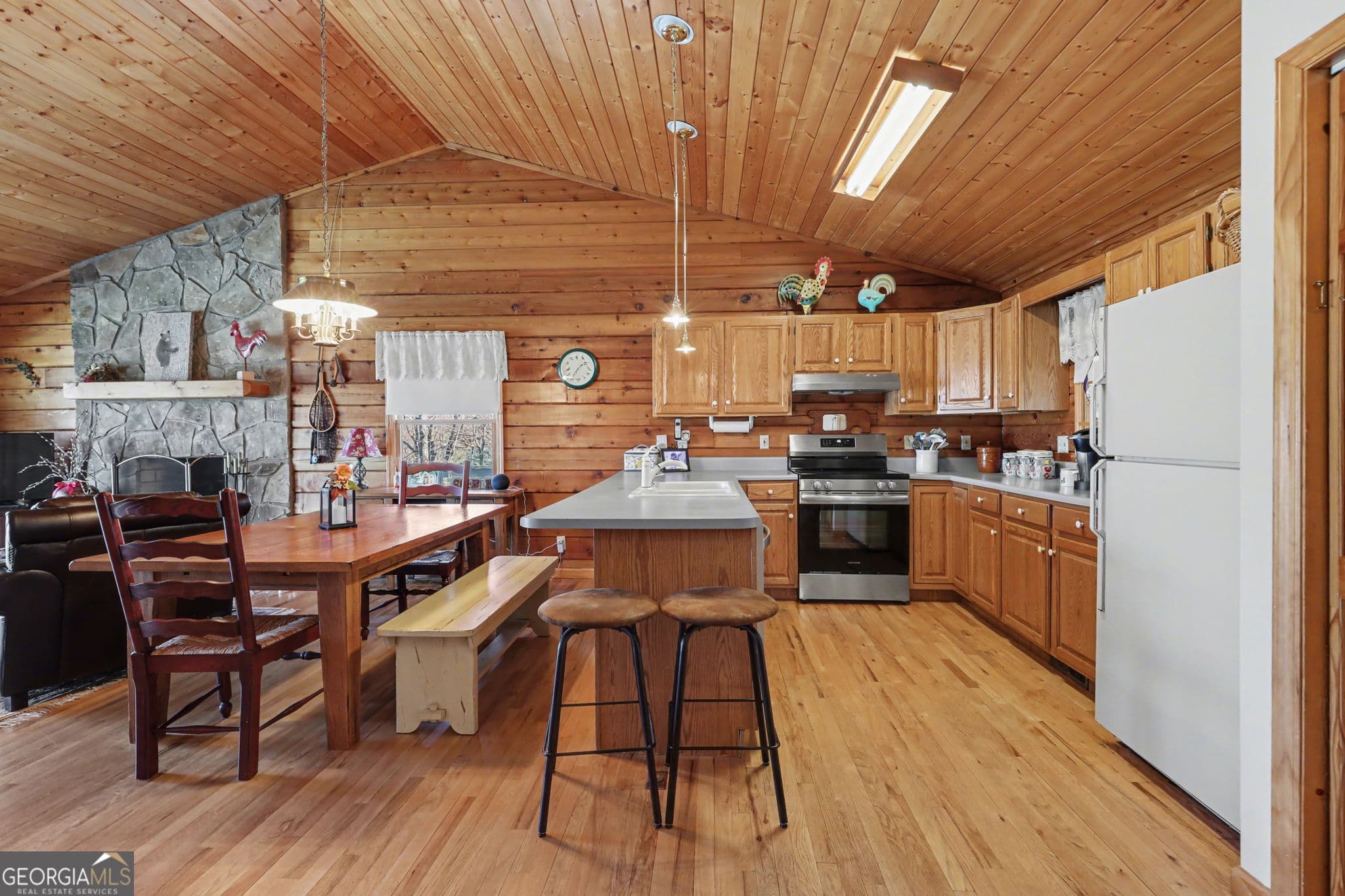 2 bedroom, 2.5 bathroom, 2,280 sq ft cabin,single family residence for sale at 437 Highpoint Drive, Scaly Mountain, NC 28775 — photo 10