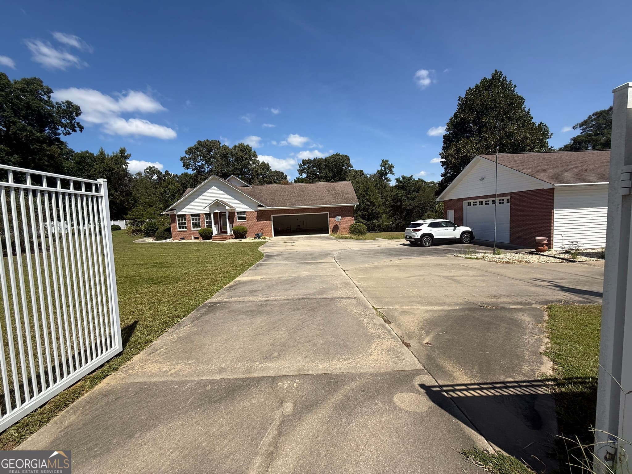 3 bedroom, 3 bathroom, 2,612 sq ft single family residence for sale at 201 Strawberry Circle, Dublin, GA 31021 — photo 7
