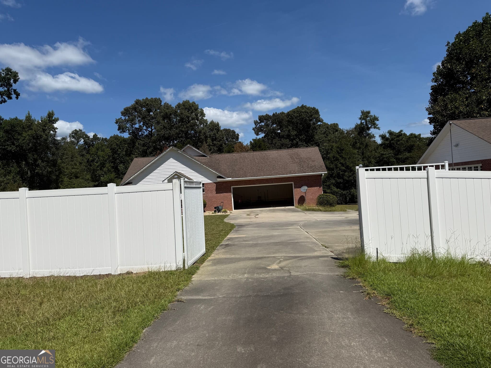 3 bedroom, 3 bathroom, 2,612 sq ft single family residence for sale at 201 Strawberry Circle, Dublin, GA 31021 — photo 3