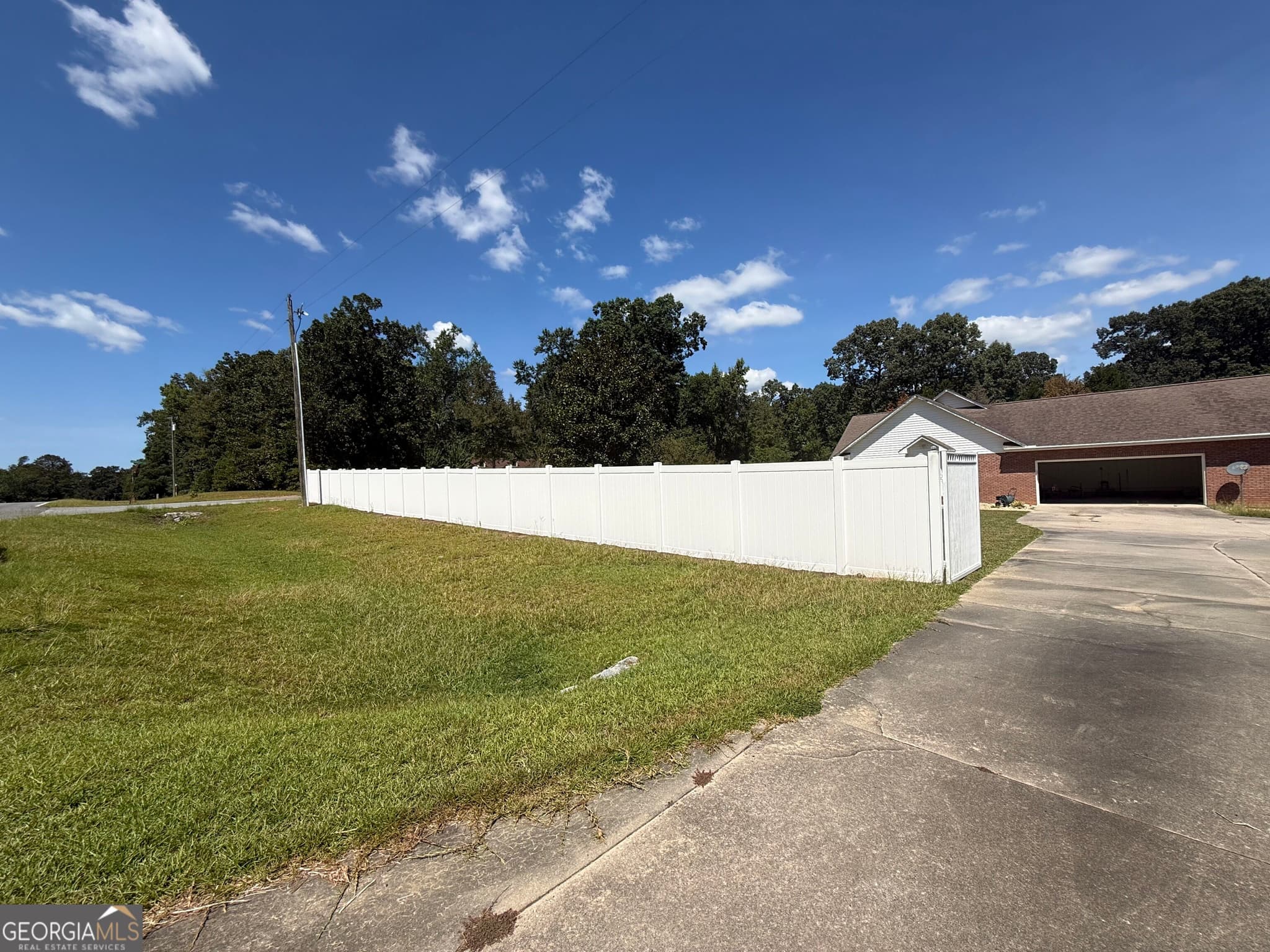 3 bedroom, 3 bathroom, 2,612 sq ft single family residence for sale at 201 Strawberry Circle, Dublin, GA 31021 — photo 5