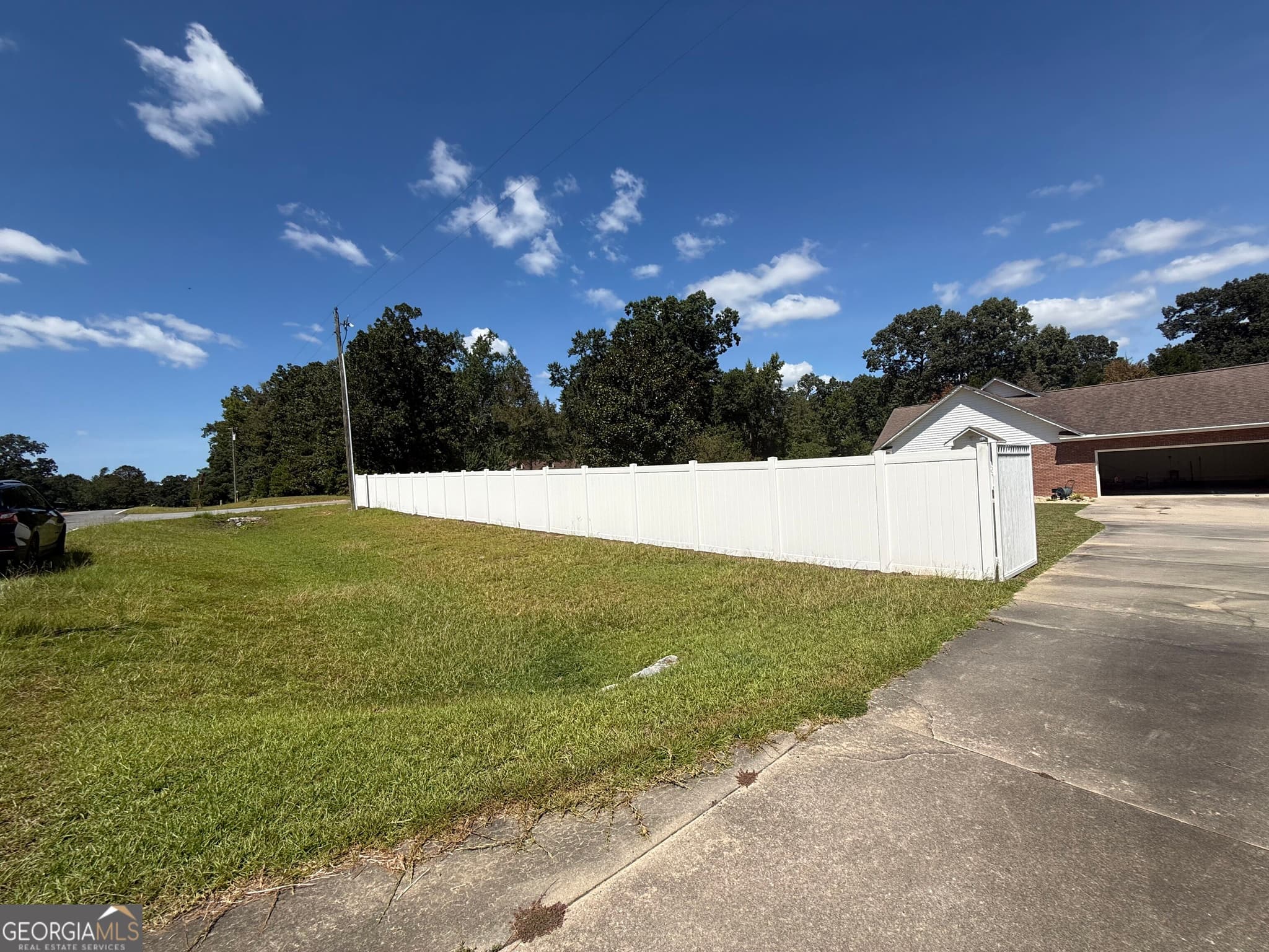 3 bedroom, 3 bathroom, 2,612 sq ft single family residence for sale at 201 Strawberry Circle, Dublin, GA 31021 — photo 4