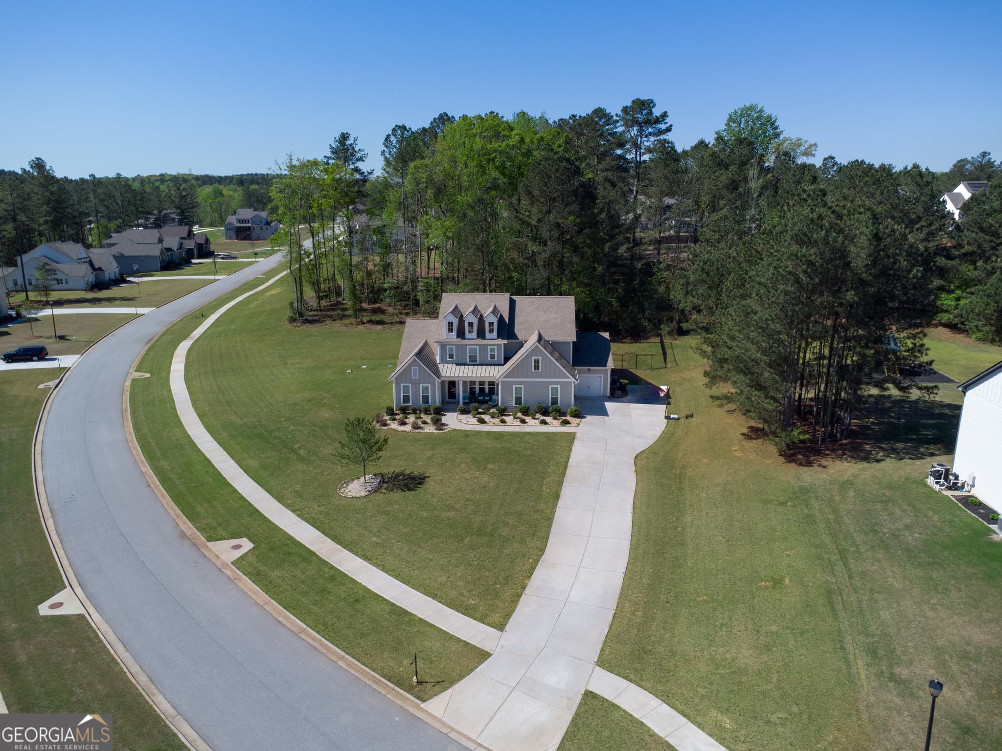 5 bedroom, 4.5 bathroom, 3,832 sq ft single family residence for sale at 660 Genesee Point, Newnan, GA 30263 — photo 2