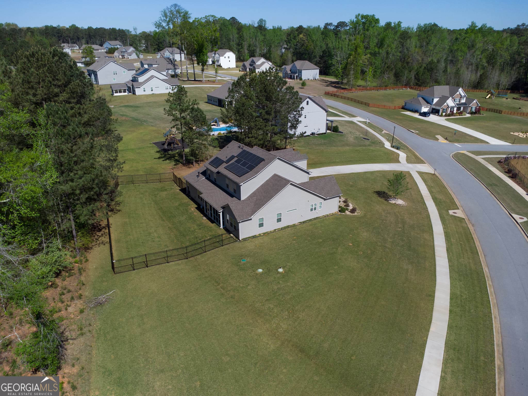 5 bedroom, 4.5 bathroom, 3,832 sq ft single family residence for sale at 660 Genesee Point, Newnan, GA 30263 — photo 3