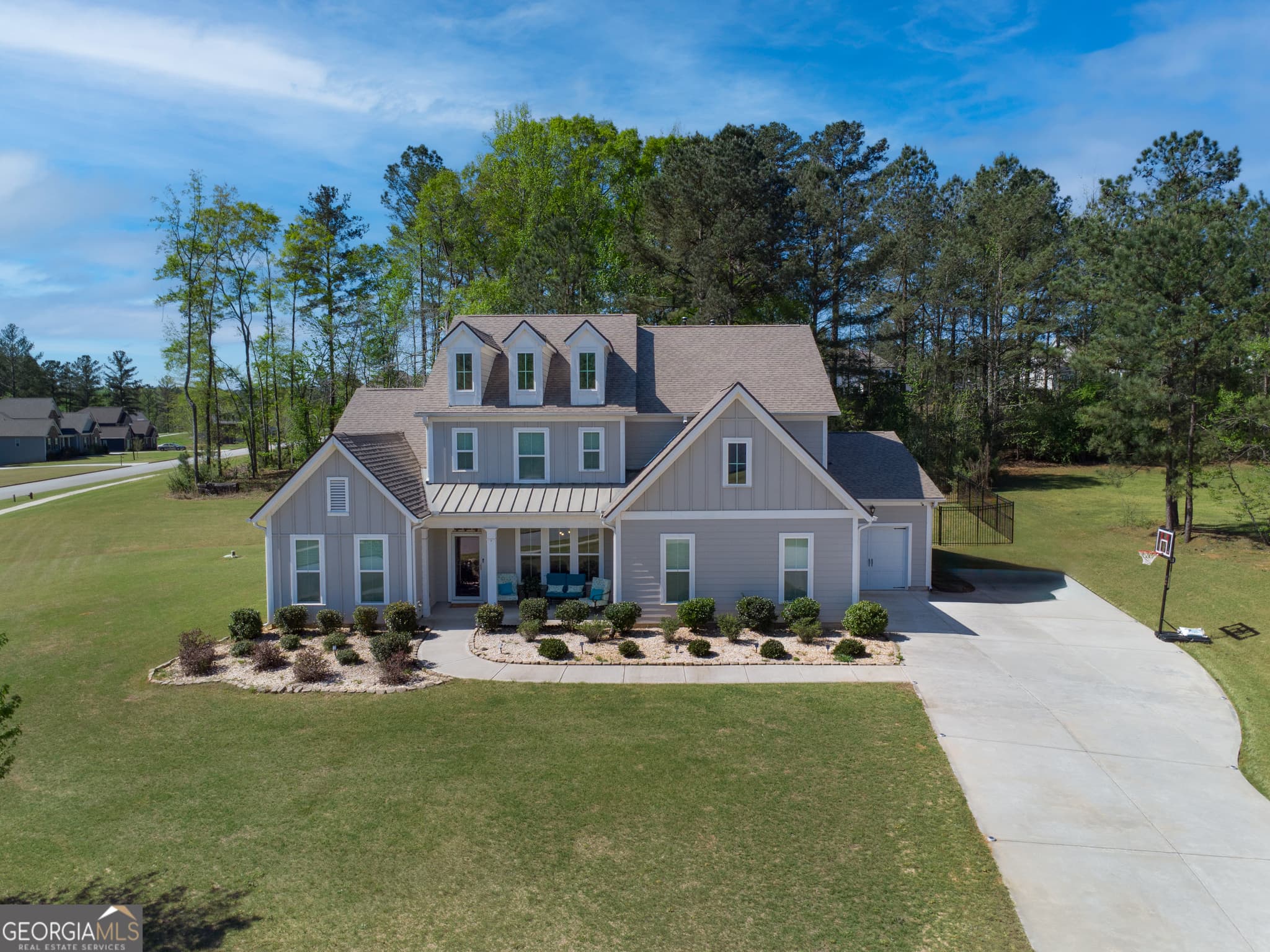 5 bedroom, 4.5 bathroom, 3,832 sq ft single family residence for sale at 660 Genesee Point, Newnan, GA 30263 — photo 1 of 40