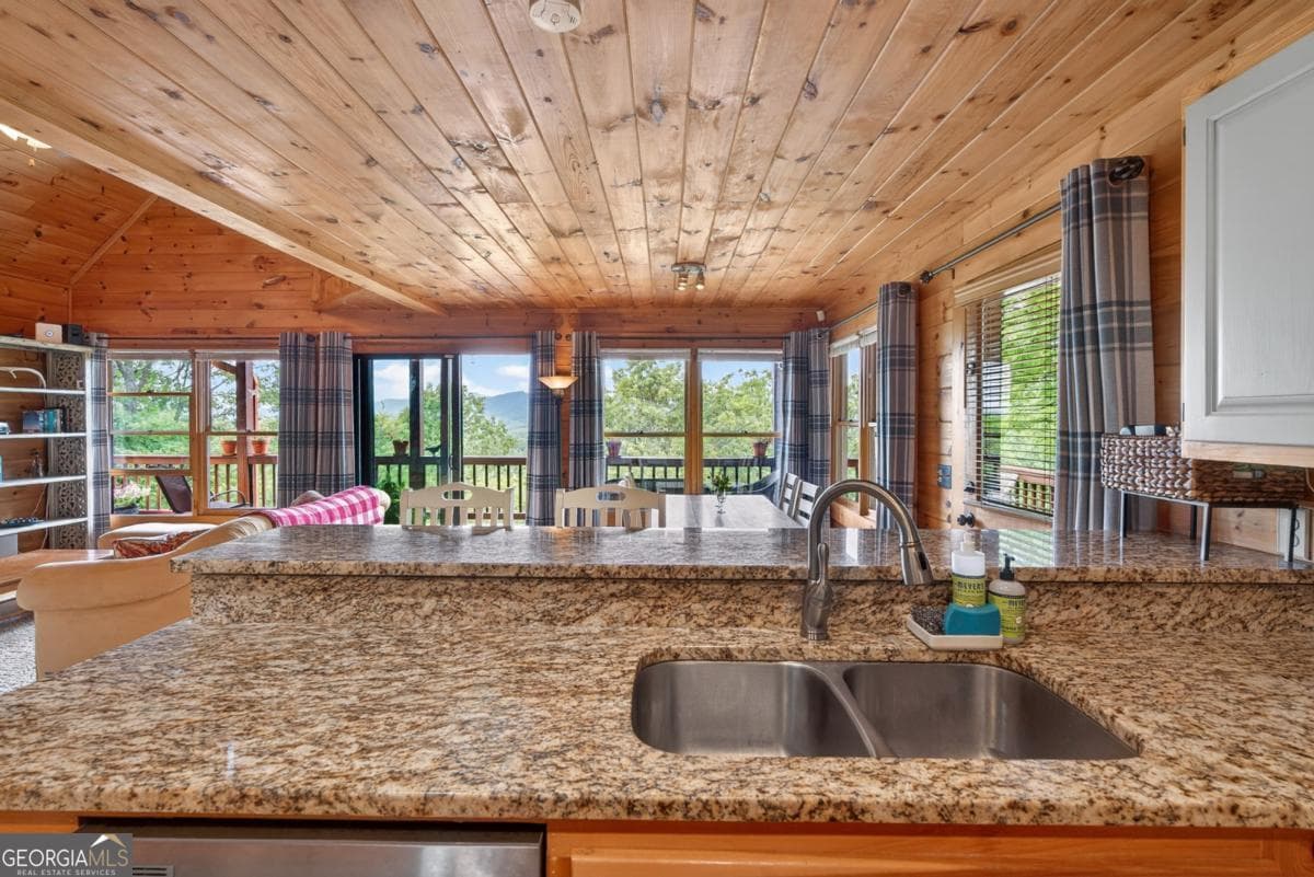 3 bedroom, 3 bathroom, 1,920 sq ft cabin,single family residence for sale at 40 Foxfire Lane 6, Blue Ridge, GA 30513 — photo 3