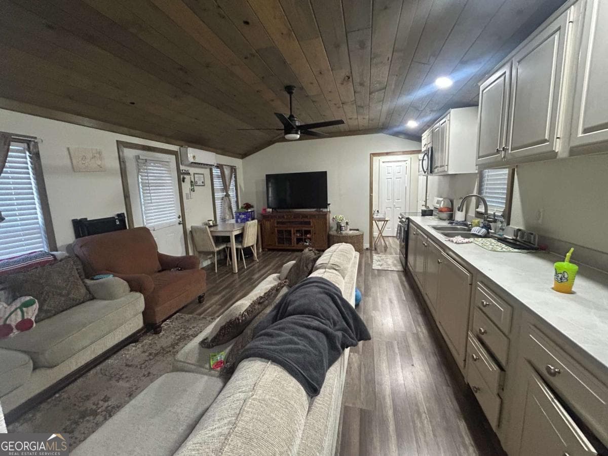 2 bedroom, 2 bathroom, 750 sq ft single family residence for sale at 1410 Martin Luther King Jr. Boulevard, Brunswick, GA 31520 — photo 6