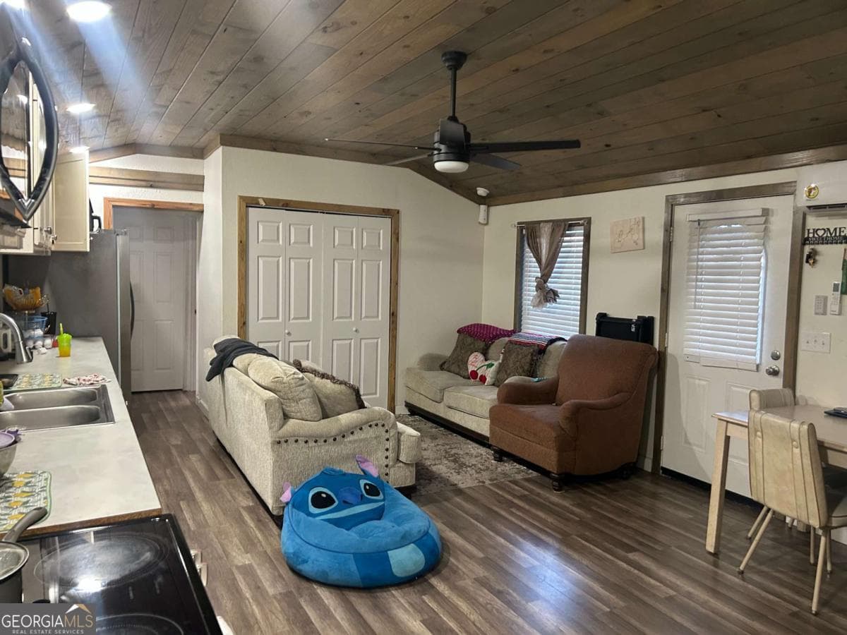 2 bedroom, 2 bathroom, 750 sq ft single family residence for sale at 1410 Martin Luther King Jr. Boulevard, Brunswick, GA 31520 — photo 5