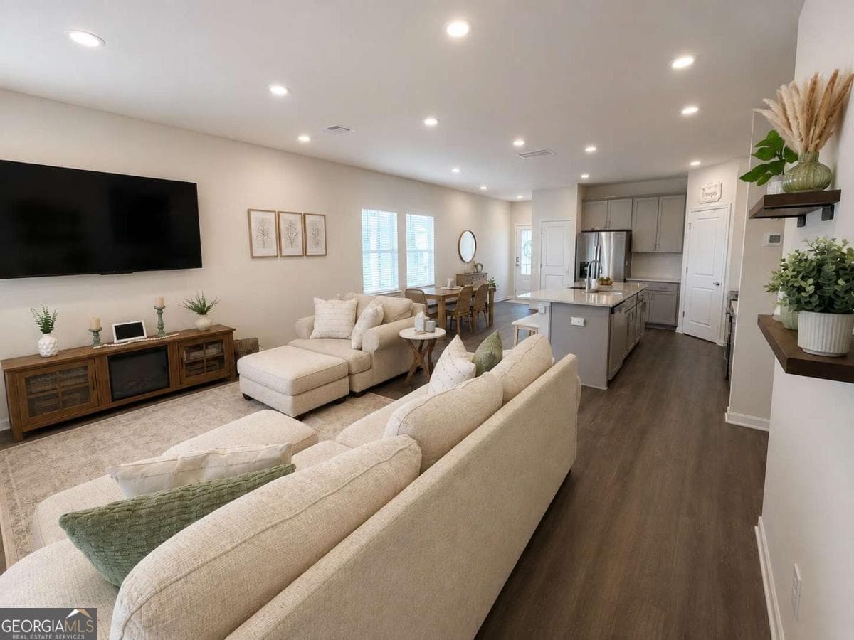 3 bedroom, 2.5 bathroom, 1,868 sq ft townhouse for sale at 6395 Apalachee Way, Smyrna, GA 30126 — photo 2