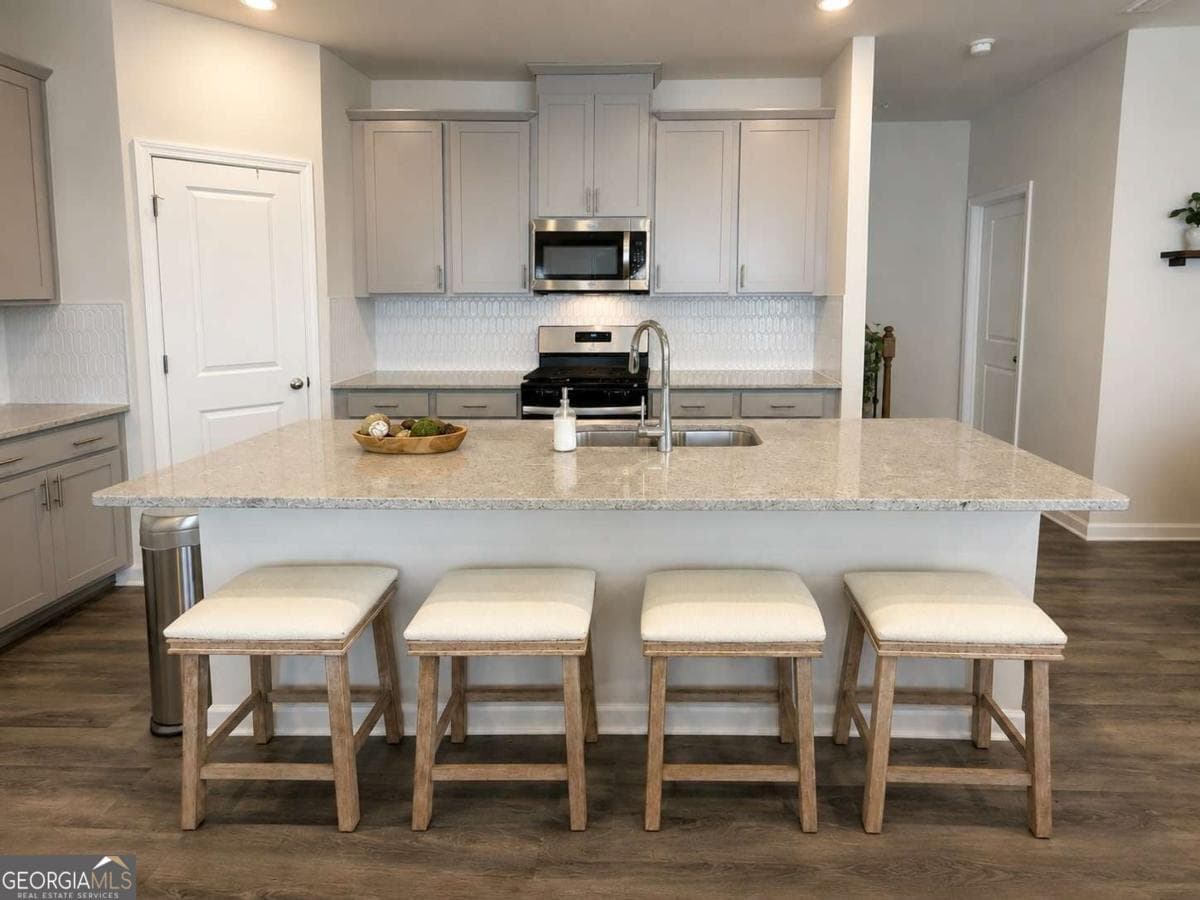 3 bedroom, 2.5 bathroom, 1,868 sq ft townhouse for sale at 6395 Apalachee Way, Smyrna, GA 30126 — photo 3