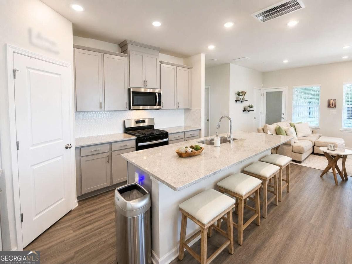 3 bedroom, 2.5 bathroom, 1,868 sq ft townhouse for sale at 6395 Apalachee Way, Smyrna, GA 30126 — photo 4