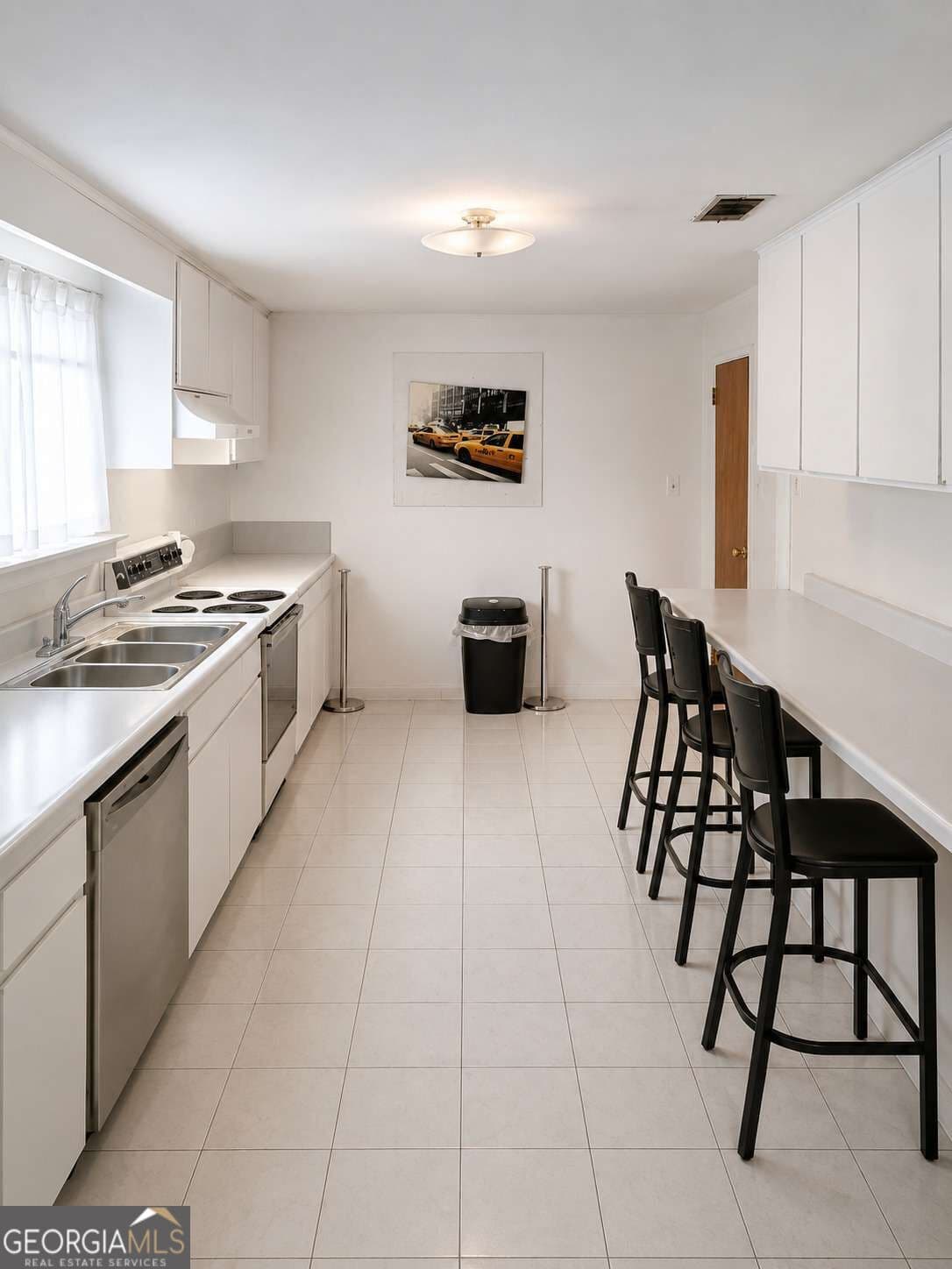 3 bedroom, 1.5 bathroom, 2,195 sq ft single family residence for sale at 1002 N Carroll Street, Albany, GA 31705 — photo 2