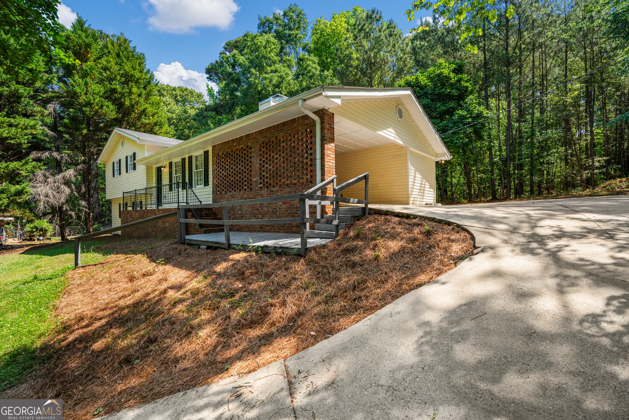 4 bedroom, 2 bathroom, 2,196 sq ft single family residence under contract at 134 N Lake Drive, Lagrange, GA 30240 — photo 2