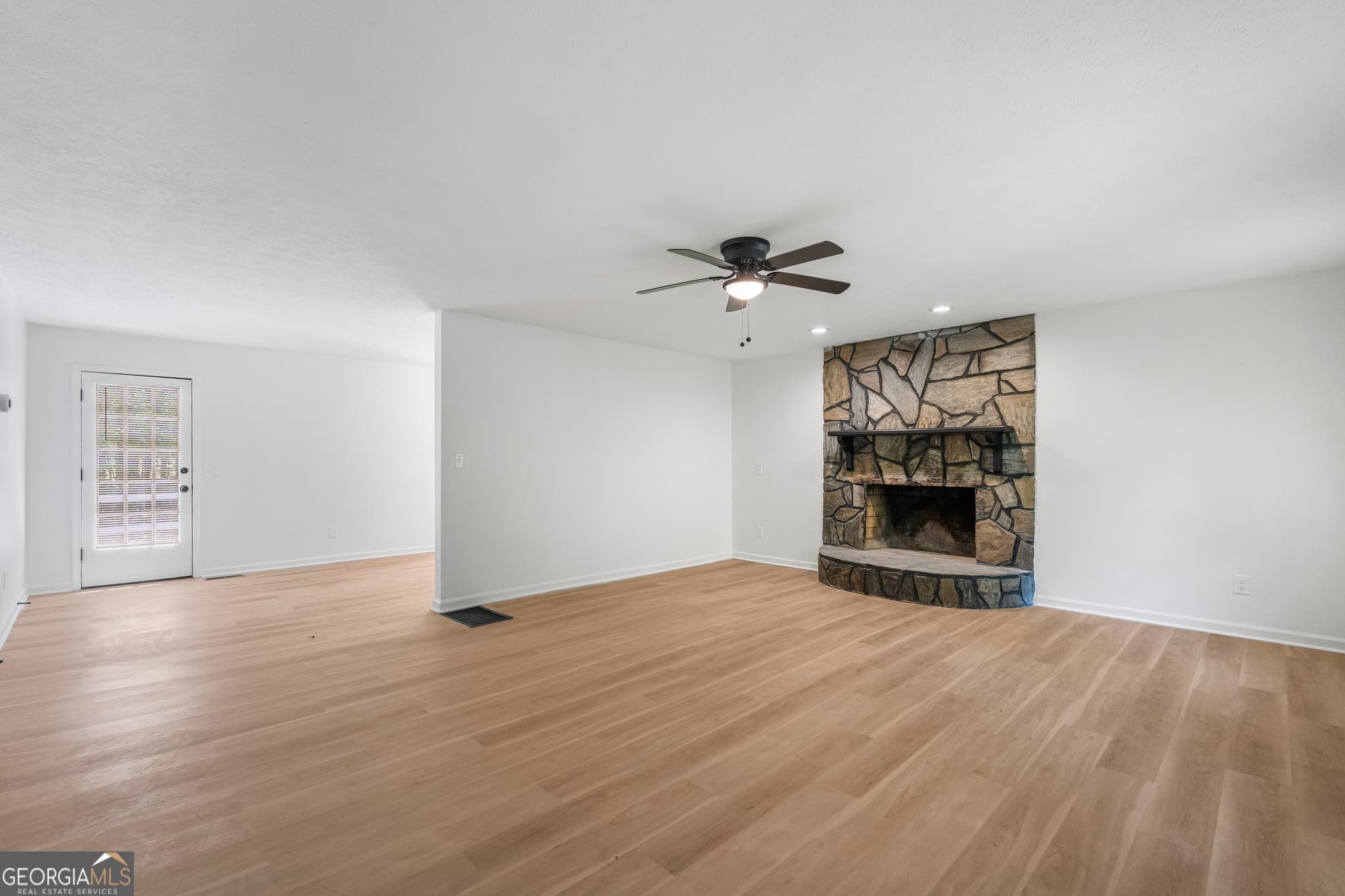 4 bedroom, 2 bathroom, 2,196 sq ft single family residence under contract at 134 N Lake Drive, Lagrange, GA 30240 — photo 6