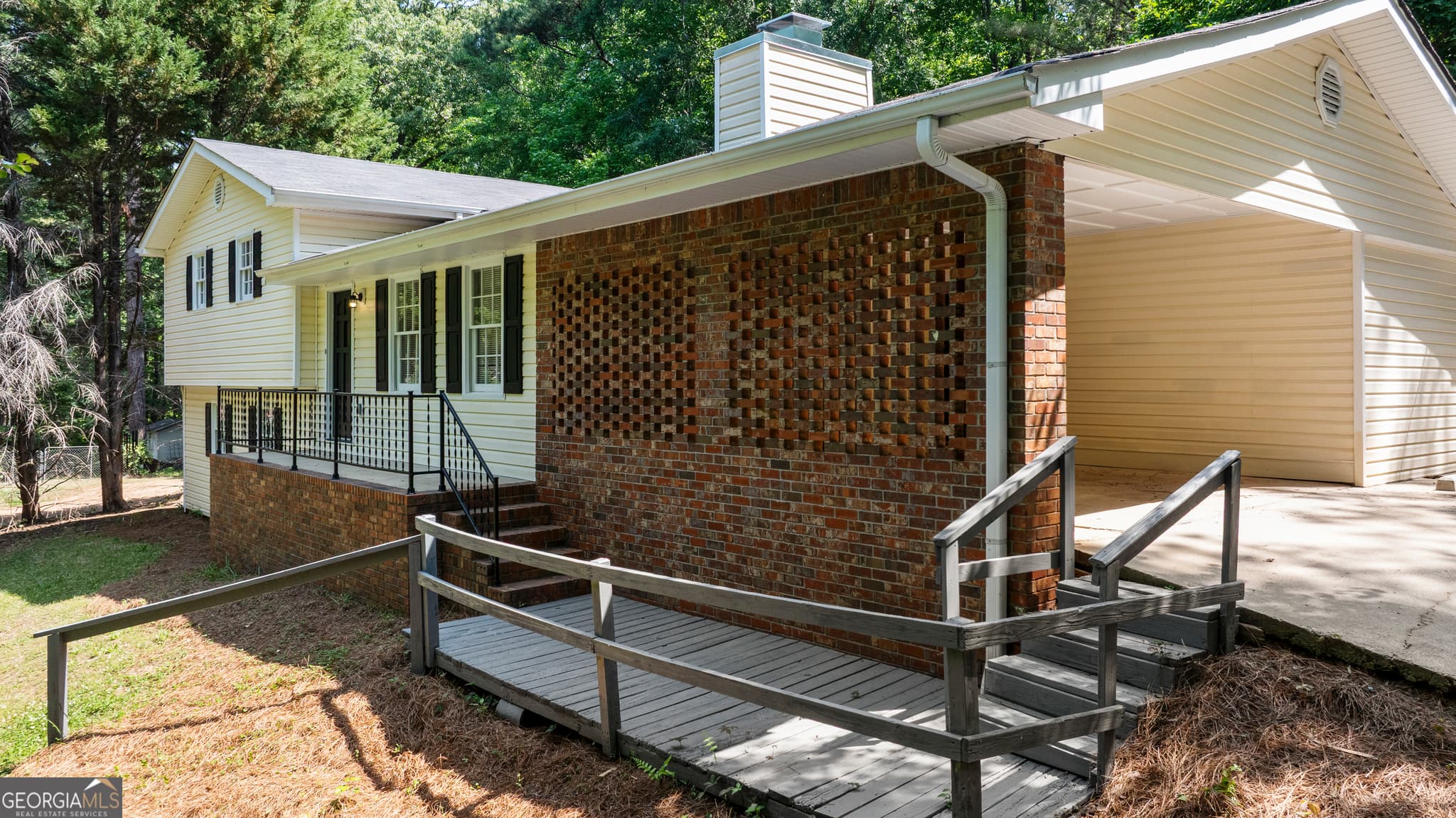 4 bedroom, 2 bathroom, 2,196 sq ft single family residence under contract at 134 N Lake Drive, Lagrange, GA 30240 — photo 3