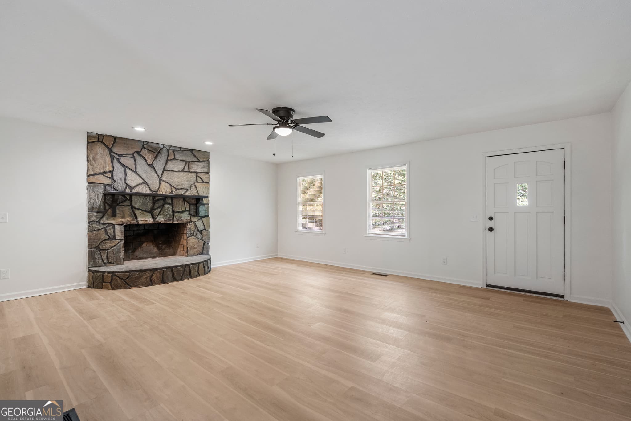 4 bedroom, 2 bathroom, 2,196 sq ft single family residence under contract at 134 N Lake Drive, Lagrange, GA 30240 — photo 4