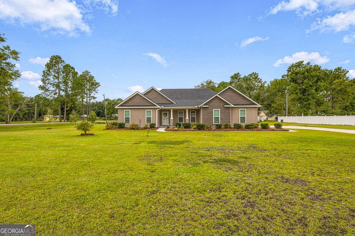 4 bedroom, 2.5 bathroom, 2,012 sq ft single family residence for sale at 157 Common Way, Jesup, GA 31545 — photo 3