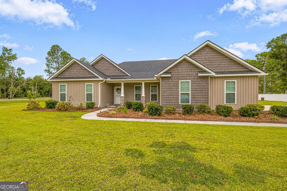 4 bedroom, 2.5 bathroom, 2,012 sq ft single family residence for sale at 157 Common Way, Jesup, GA 31545