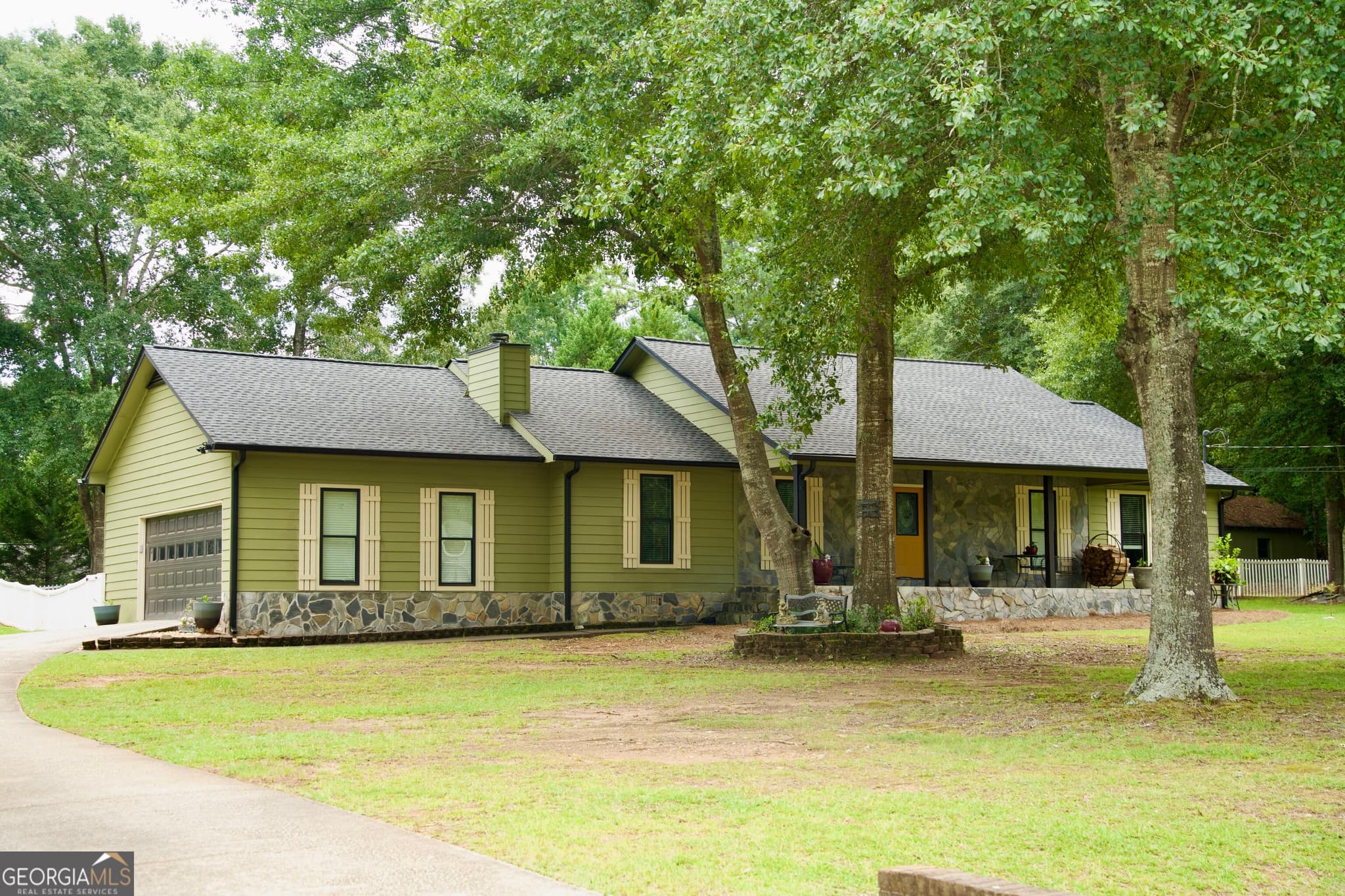 3 bedroom, 2 bathroom, 1,866 sq ft single family residence for sale at 17 Wedgefield Court, Mcdonough, GA 30252 — photo 2