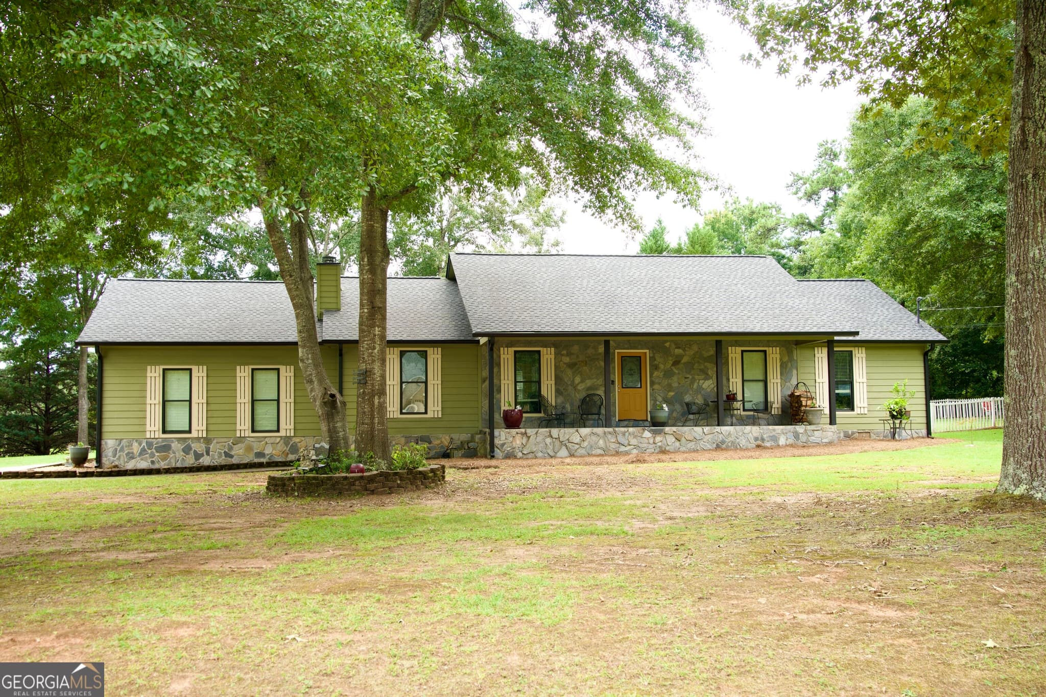 3 bedroom, 2 bathroom, 1,866 sq ft single family residence for sale at 17 Wedgefield Court, Mcdonough, GA 30252 — photo 1 of 24
