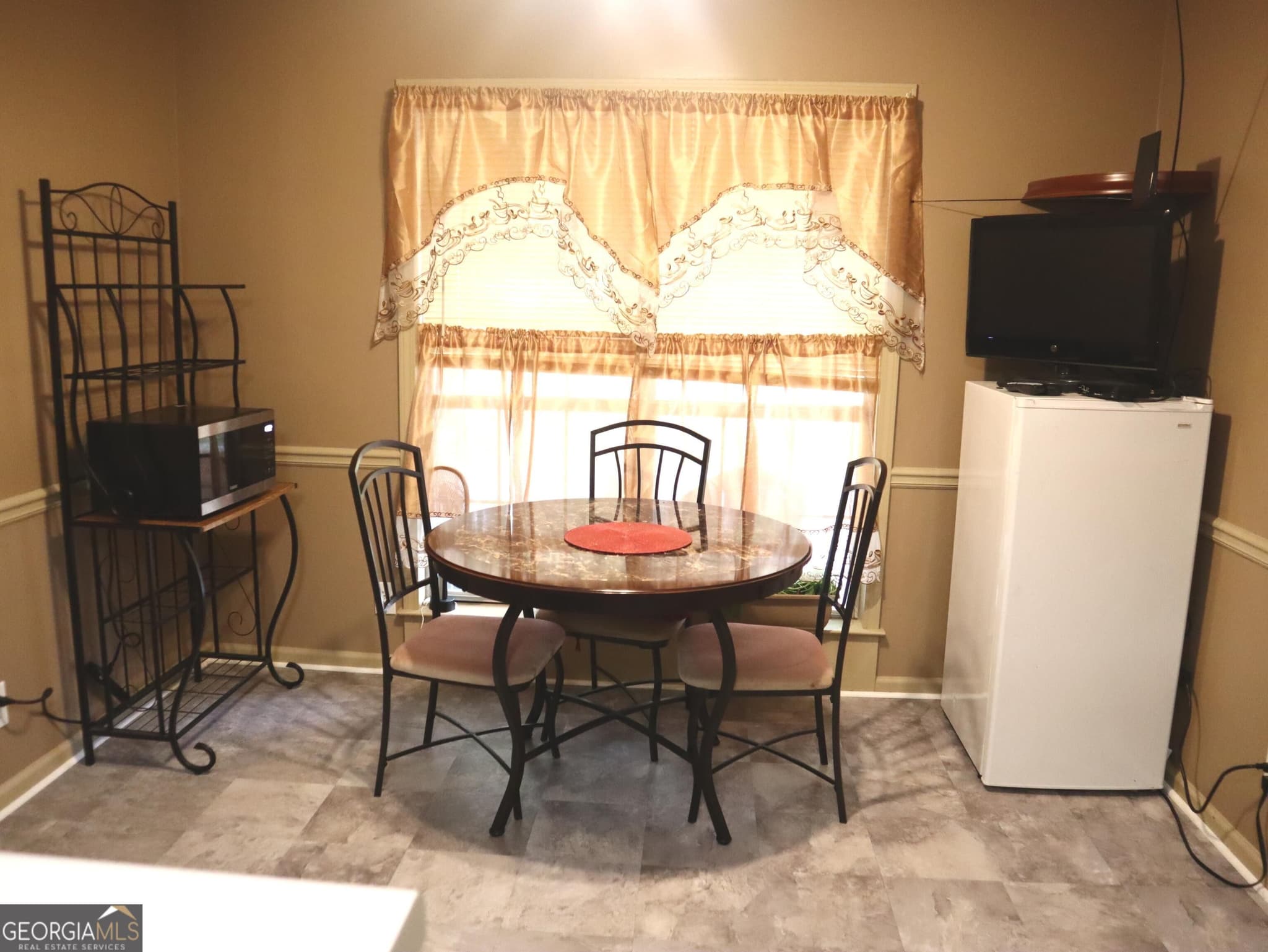 3 bedroom, 2 bathroom, 1,574 sq ft single family residence for sale at 105 Shadow Wood Court, Macon, GA 31206 — photo 7