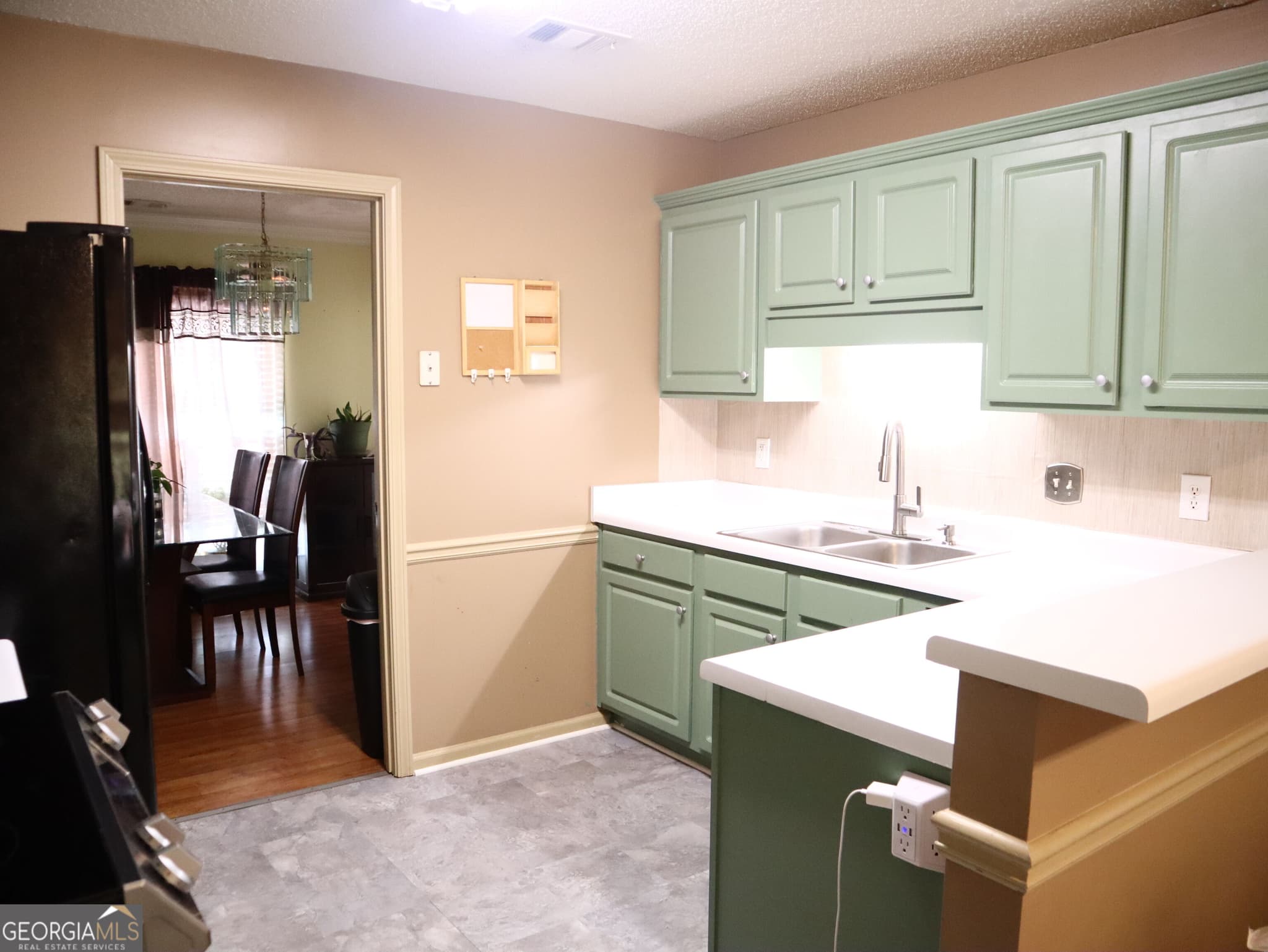 3 bedroom, 2 bathroom, 1,574 sq ft single family residence for sale at 105 Shadow Wood Court, Macon, GA 31206 — photo 5