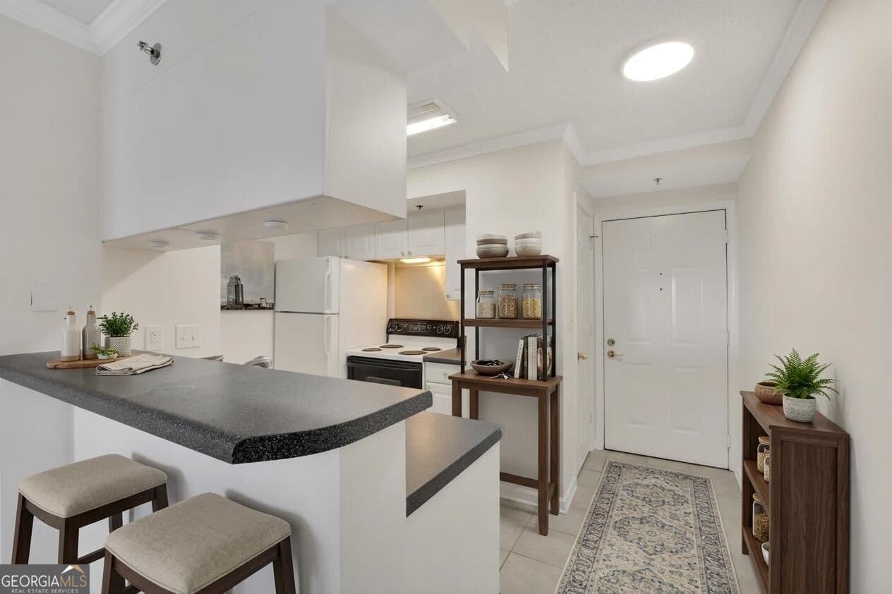 1 bedroom, 1 bathroom, 703 sq ft condominium for sale at 795 Hammond Drive 1005, Sandy Springs, GA 30328 — photo 2