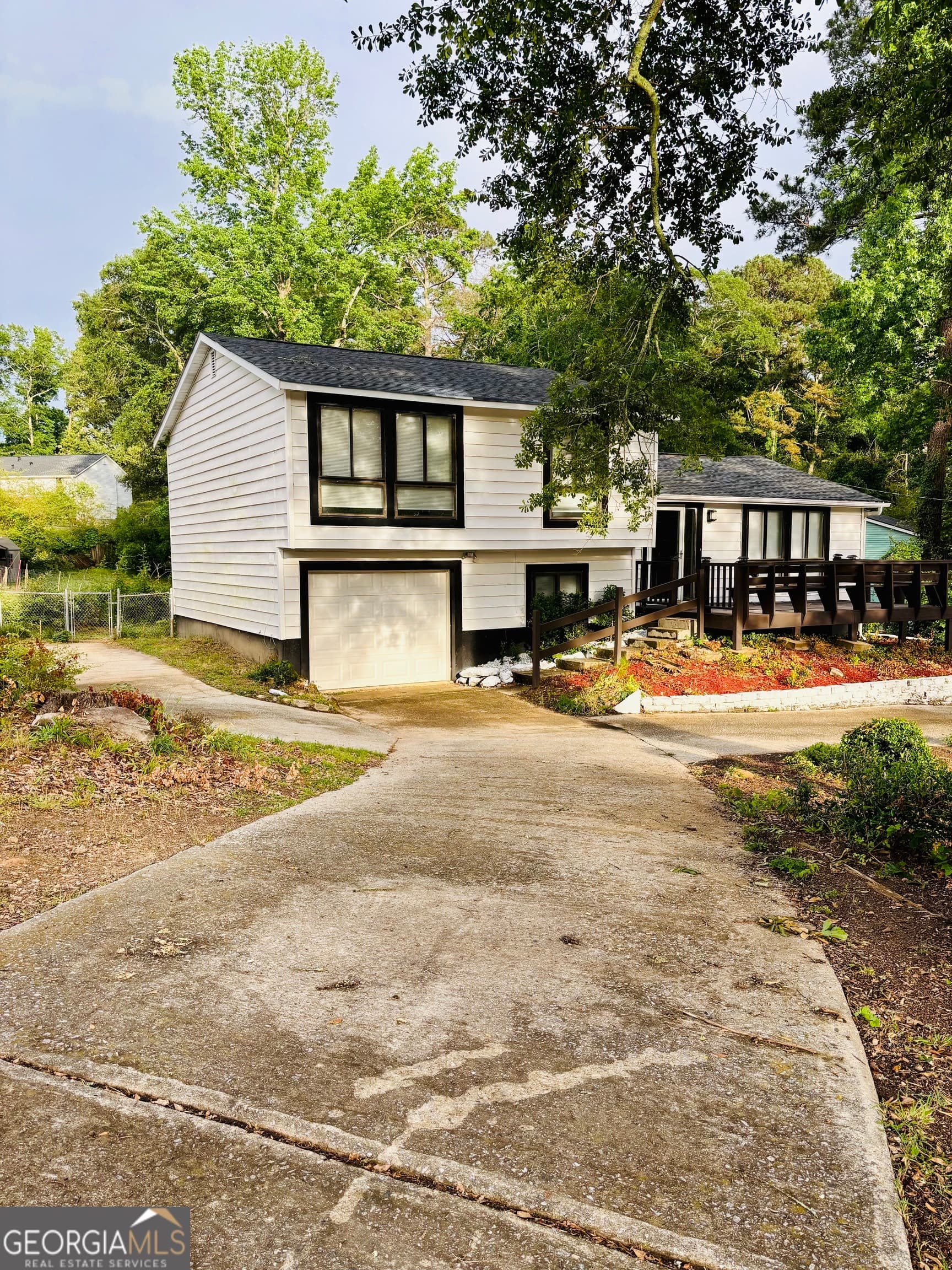 3 bedroom, 2 bathroom, 1,748 sq ft single family residence for sale at 121 Kings Ridge Drive, Peachtree City, GA 30269 — photo 2