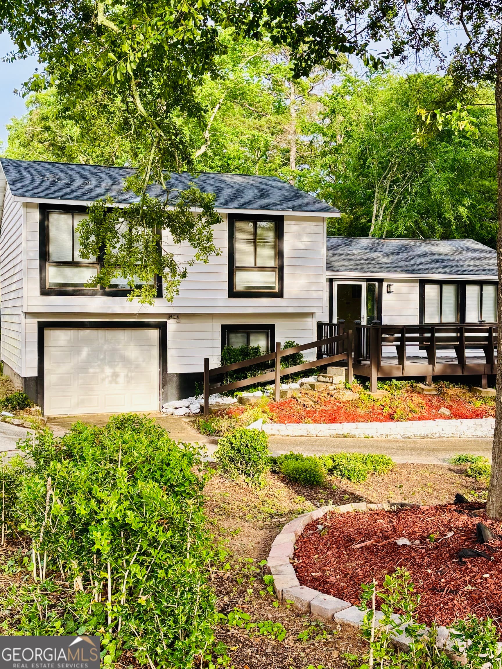 3 bedroom, 2 bathroom, 1,748 sq ft single family residence for sale at 121 Kings Ridge Drive, Peachtree City, GA 30269 — photo 1 of 27