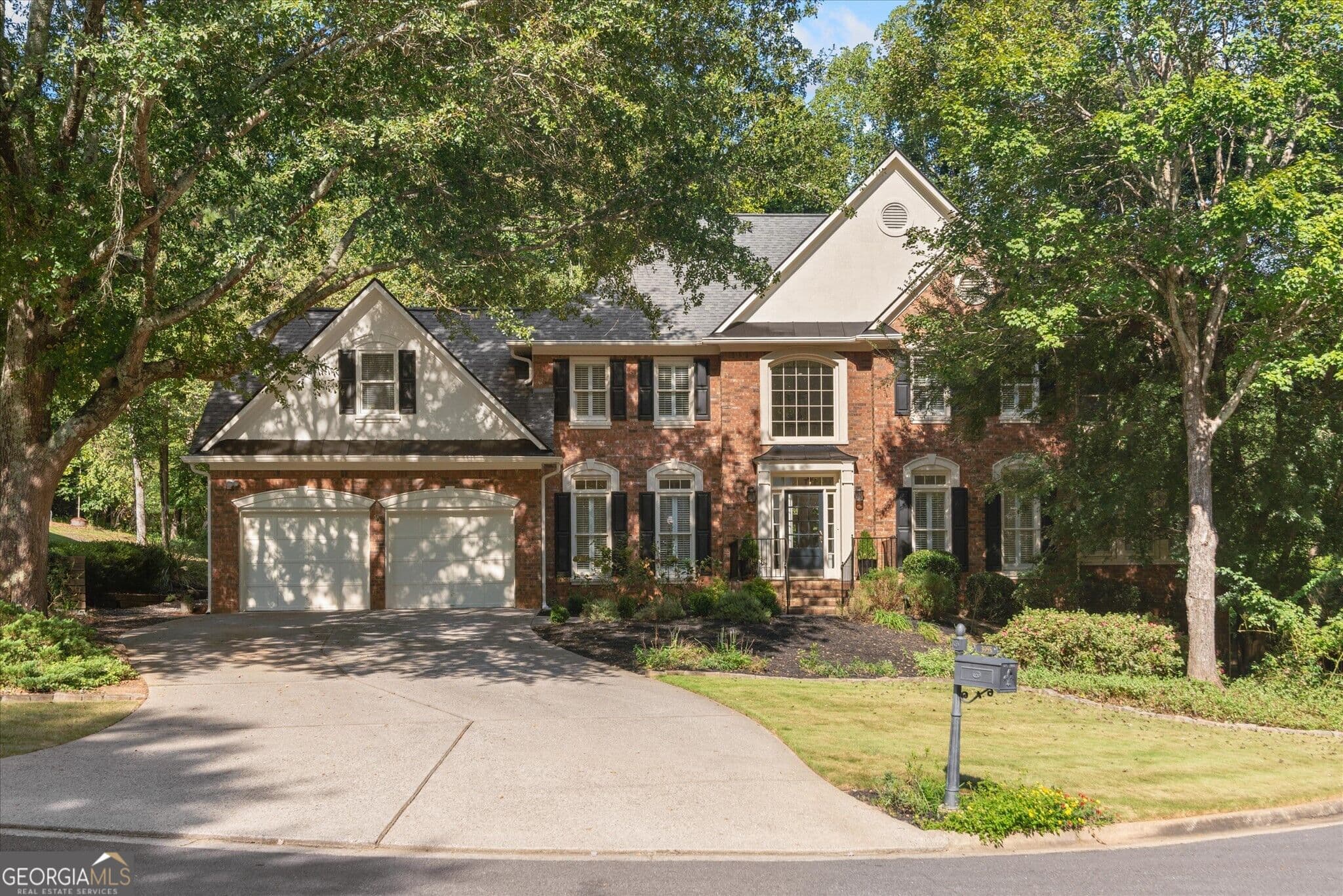 5 bedroom, 4.5 bathroom, 5,373 sq ft single family residence for sale at 3955 Inverness Crossing, Roswell, GA 30075 — photo 2