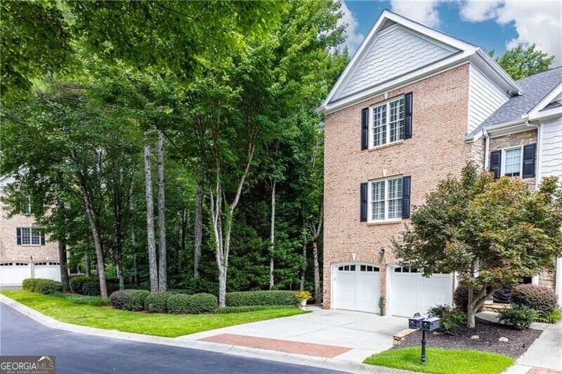 3 bedroom, 3.5 bathroom, 3,159 sq ft townhouse for sale at 5492 Glenridge Drive 524, Atlanta, GA 30342 — photo 2