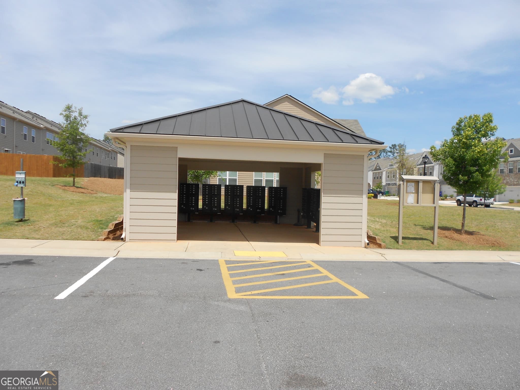 3 bedroom, 2.5 bathroom, 3,584 sq ft townhouse for sale at 2140 ARNAGE Drive, Lithonia, GA 30058 — photo 4