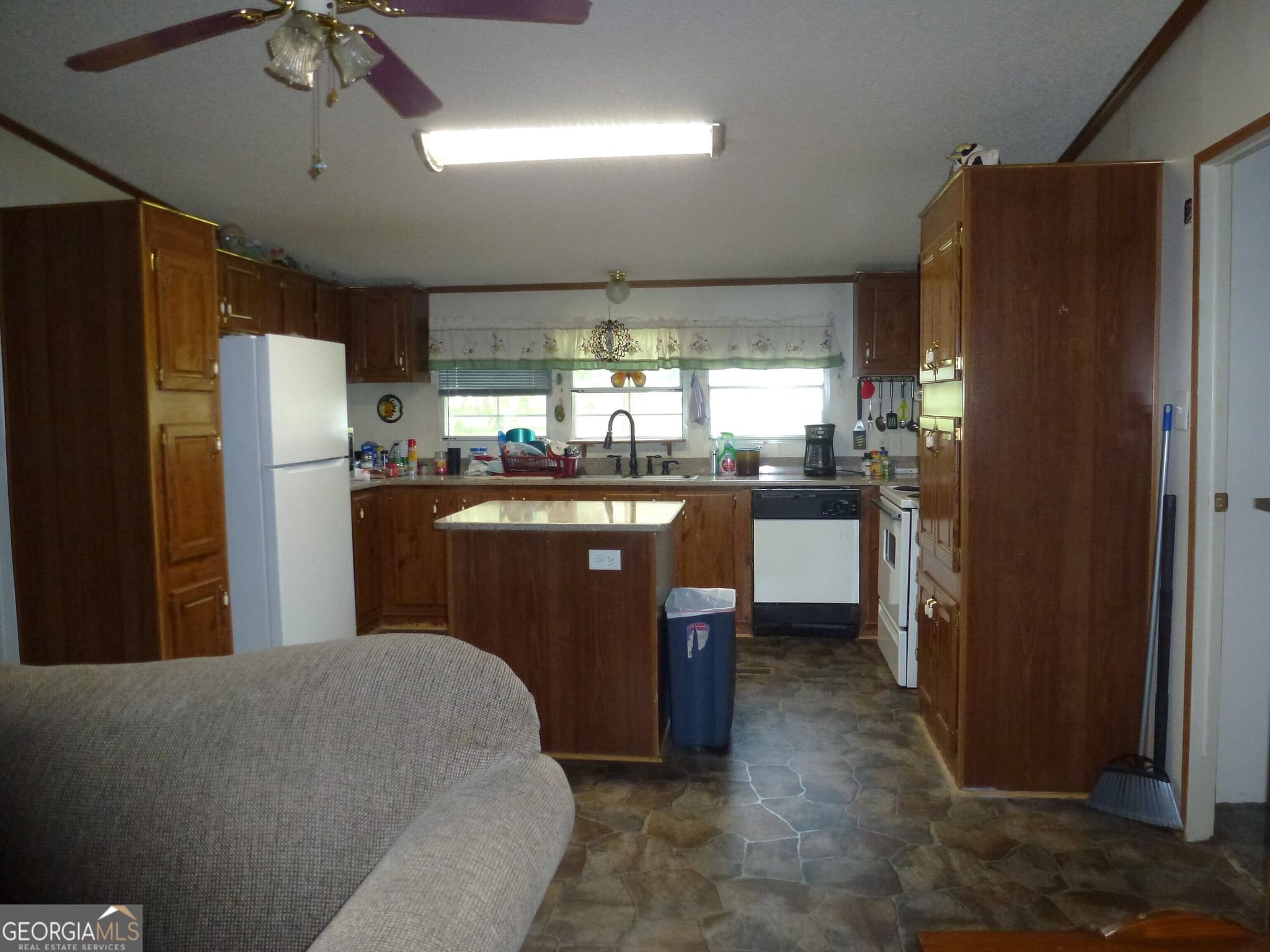 4 bedroom, 2.5 bathroom, 2,240 sq ft manufactured home,single family residence under contract at 2489 Mosley Road, Claxton, GA 30417 — photo 6