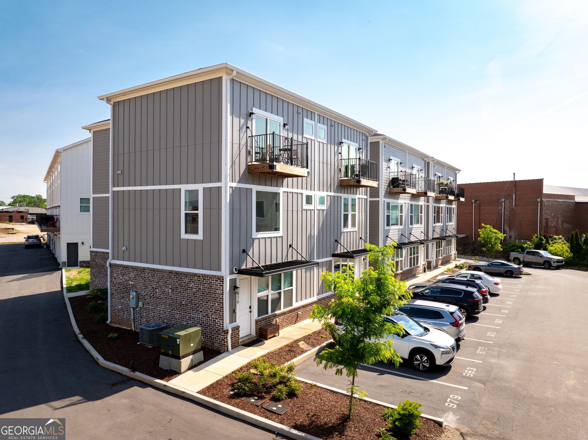 2 bedroom, 2.5 bathroom, 1,398 sq ft townhouse for sale at 979 Montague Place, Chattanooga, TN 37408 — photo 2