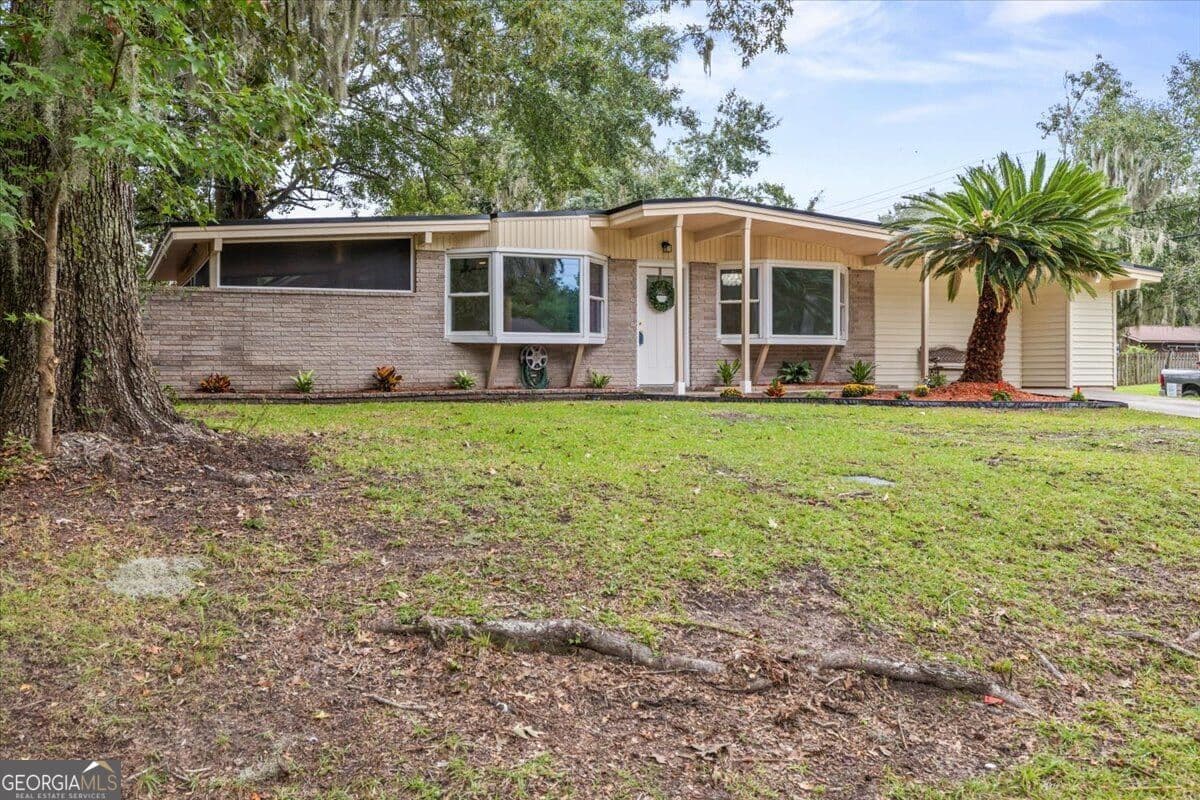 4 bedroom, 2 bathroom, 1,995 sq ft single family residence for sale at 321 Briarcliff Circle, Savannah, GA 31419 — photo 2