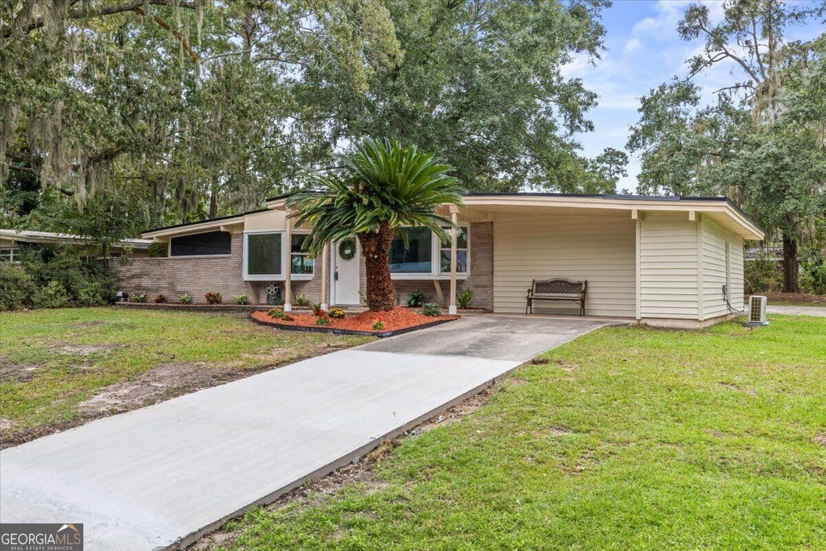 4 bedroom, 2 bathroom, 1,995 sq ft single family residence for sale at 321 Briarcliff Circle, Savannah, GA 31419 — photo 3